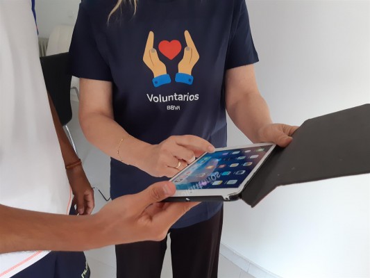 Voluntarios de BBVA y Cruz Roja ayudan a que 150 mayores en la Comunitat reciban formación digital