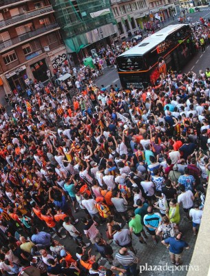 Espectacular recibimiento de la afición al VCF Mestalla para afrontar la final del ascenso