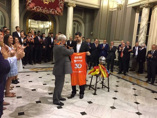 Cerca de 5.000 aficionados vibran con el Valencia para celebrar el título ACB