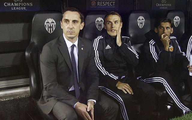 Gary Neville compra un Ipad Pro a cada futbolista para que trabajen tácticamente en casa