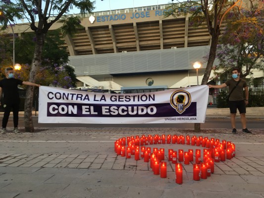 Un grupo de aficionados protesta contra Ortiz y Ramírez dándole la extremaunción al Hércules
