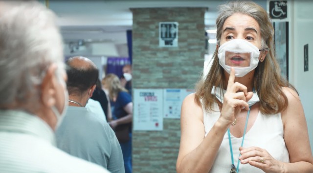 Iberdrola entrega las primeras 1.000 mascarillas fabricadas por sus voluntarios para personas sordas 