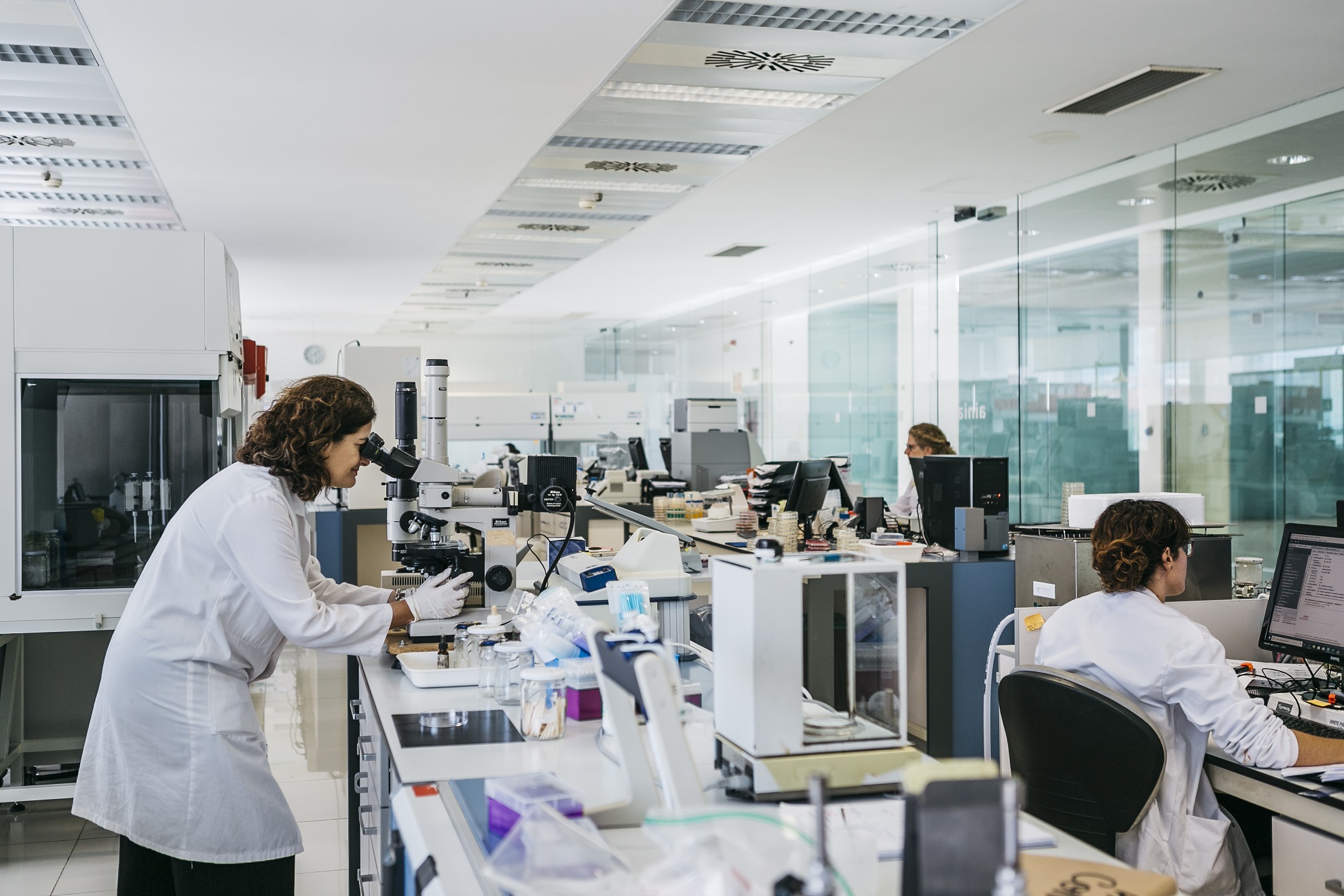 Ainia amplía su servicio de análisis de detección de Sars-Cov-2 en superficies a las aguas residuales