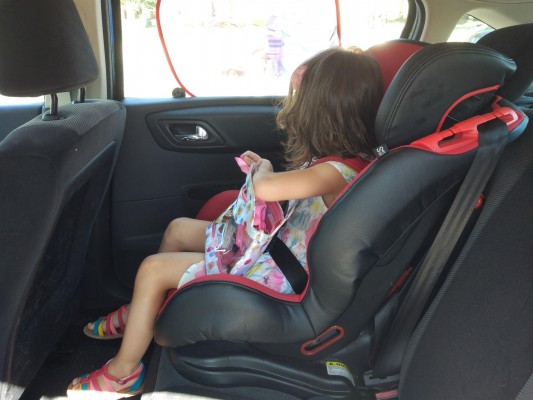 La seguridad de los niños en el coche cuesta entre 300 y 1.300 euros, según la OCU