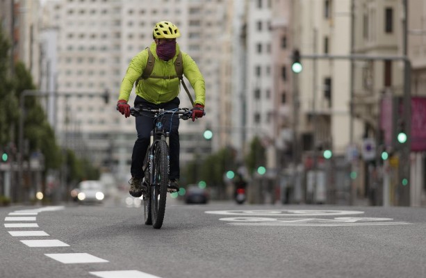 Ábalos anuncia un plan de fomento del uso de la bicicleta
