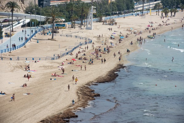 El bipartito de Alicante se inclina por prohibir las hogueras en la playa el 24 de junio