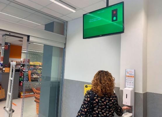 Consum instala ‘semáforos digitales’ en sus supermercados para controlar el aforo
