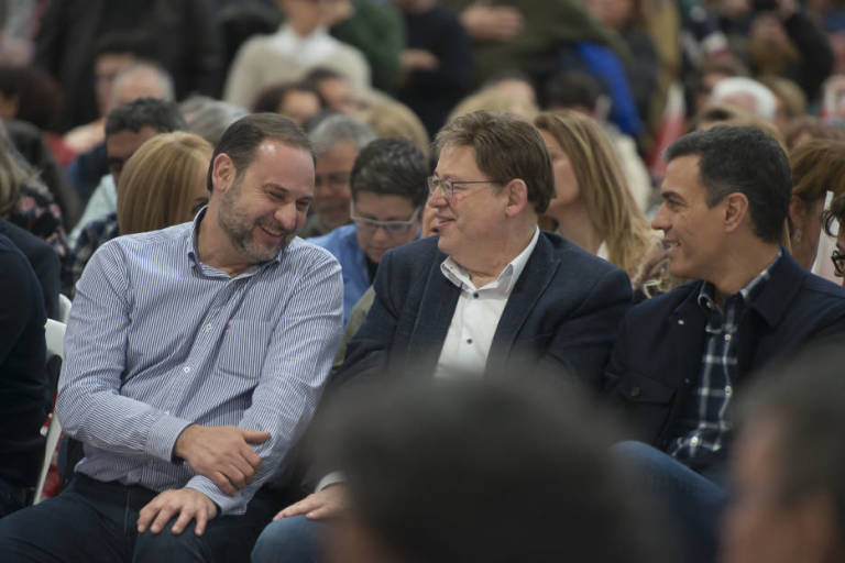 Ábalos, Puig y Pedro Sánchez, juntos en un mitin. Foto: KIKE TABERNER - 