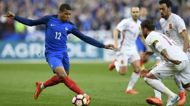 El PSG desestima una propuesta de James y se centra en Mbappé