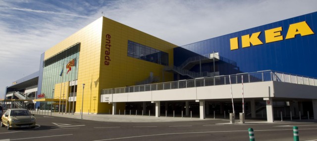 La OCU denuncia a Ikea por cobrar un suplemento en tiendas físicas de Madrid