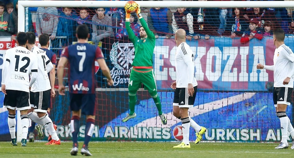 A Gary Neville le queda mucho trabajo por delante