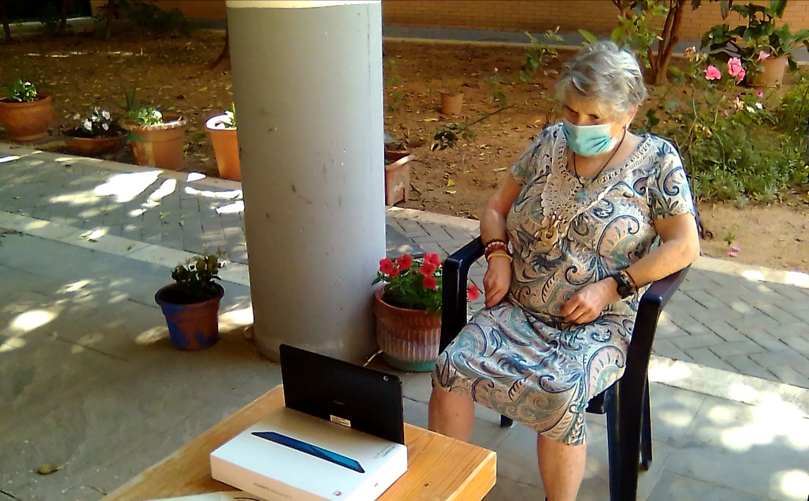 Una usuaria con una de las tablets entregadas a una residencia de Chiva. - 