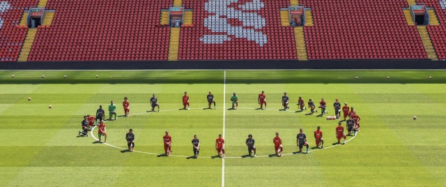 El Liverpool se arrodilla contra el racismo y en homenaje a George Floyd