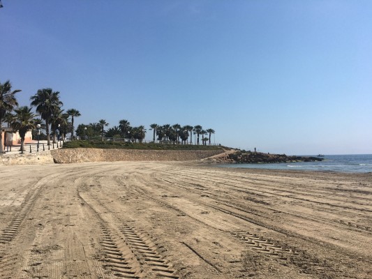 Orihuela abre al baño sus once playas y pide que se mantenga una distancia entre sombrillas de cuatro metros