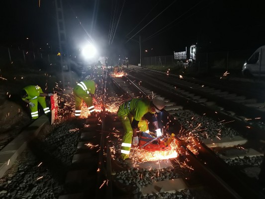 Adif adjudica el suministro de placas de hormigón para las vías de ancho estándar en la estación de Castelló