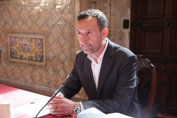 El alcalde de Elche plantea utilizar el superávit municipal para impulsar la reconstrucción económica 