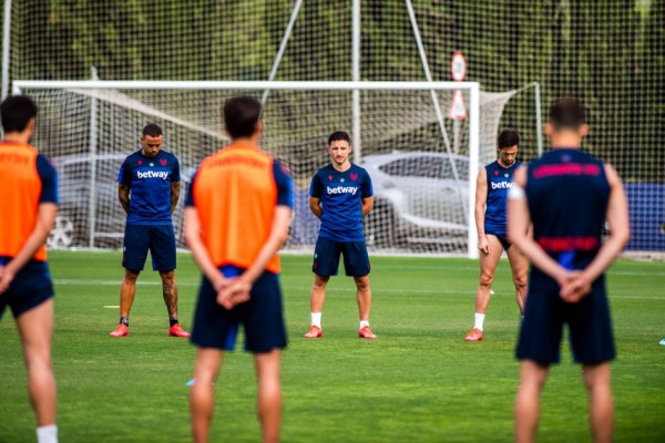 El Levante se suma al luto nacional en el regreso de los entrenamientos colectivos