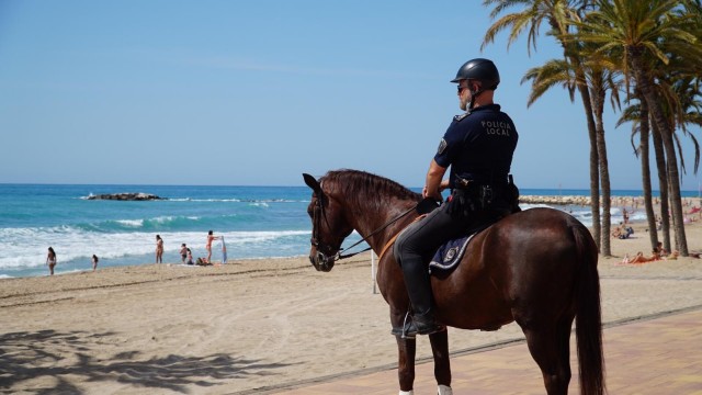 La Vila y Altea reabren sus playas al ocio en una jornada tranquila y bajo vigilancia