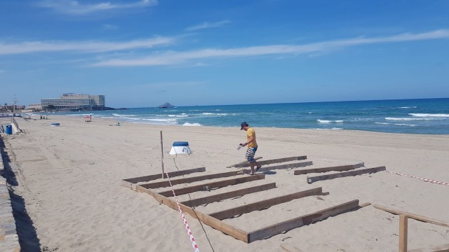 Los chiringuitos vuelven a La Manga pero mantienen sus reivindicaciones
