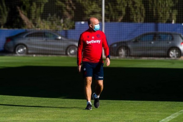 Paco López dirige el primer entrenamiento grupal 79 días después
