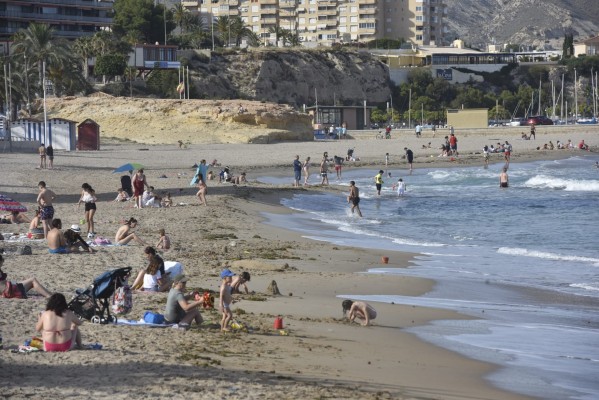 Fallece una joven en El Campello tras ser arrastrada por la marea el primer día de apertura de playas