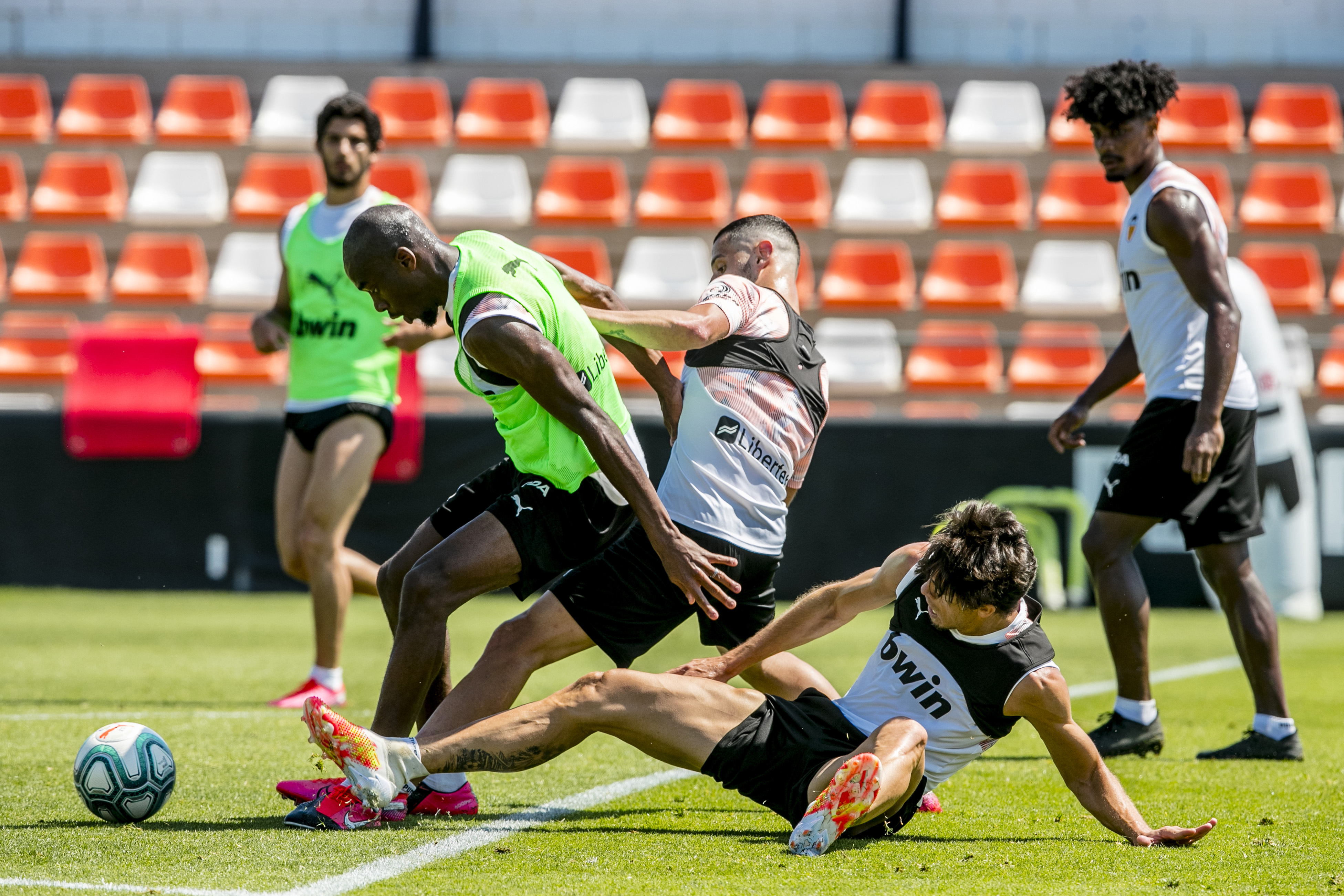 Los equipos de LaLiga iniciarán este lunes los entrenamientos colectivos
