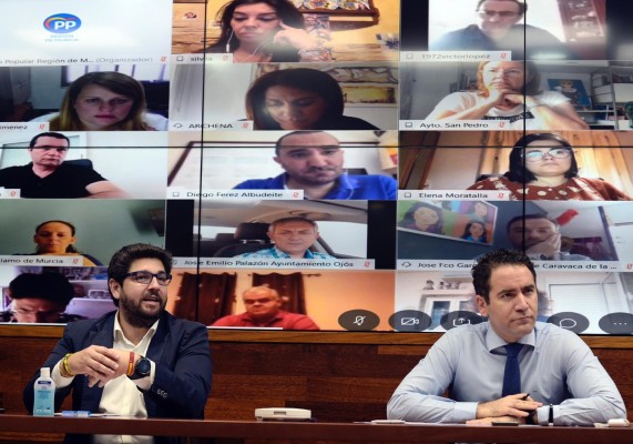 Egea pasa revista con los alcaldes murcianos y carga contra Sánchez: 