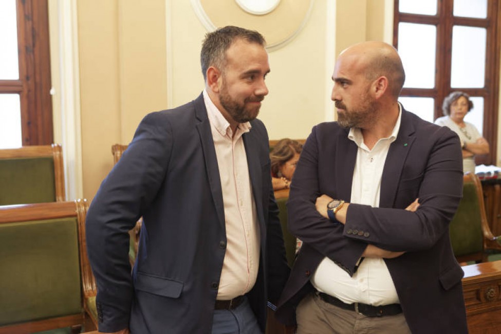 Vicente Guillamón (PP), con el portavoz del gobierno, Rafa Simó (PSPV). Foto: Antonio Pradas - 