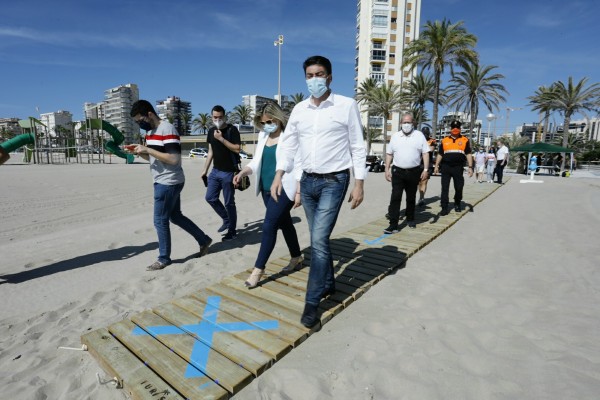 Las playas postcovid de Alicante: canales de separación, calzado y expulsión de 'irresponsables'