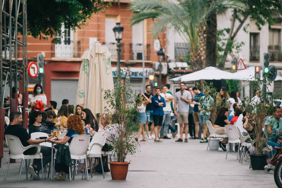 Las terrazas podrán abrir al 75% en la Fase 3 y se podrá consumir en las barras de los bares