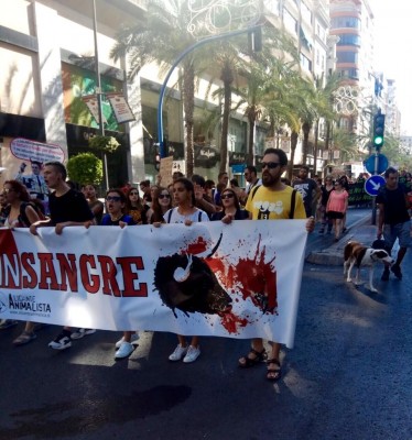 PP, Cs y el tripartito de Alicante, a la greña por la suciedad de la protesta antitaurina