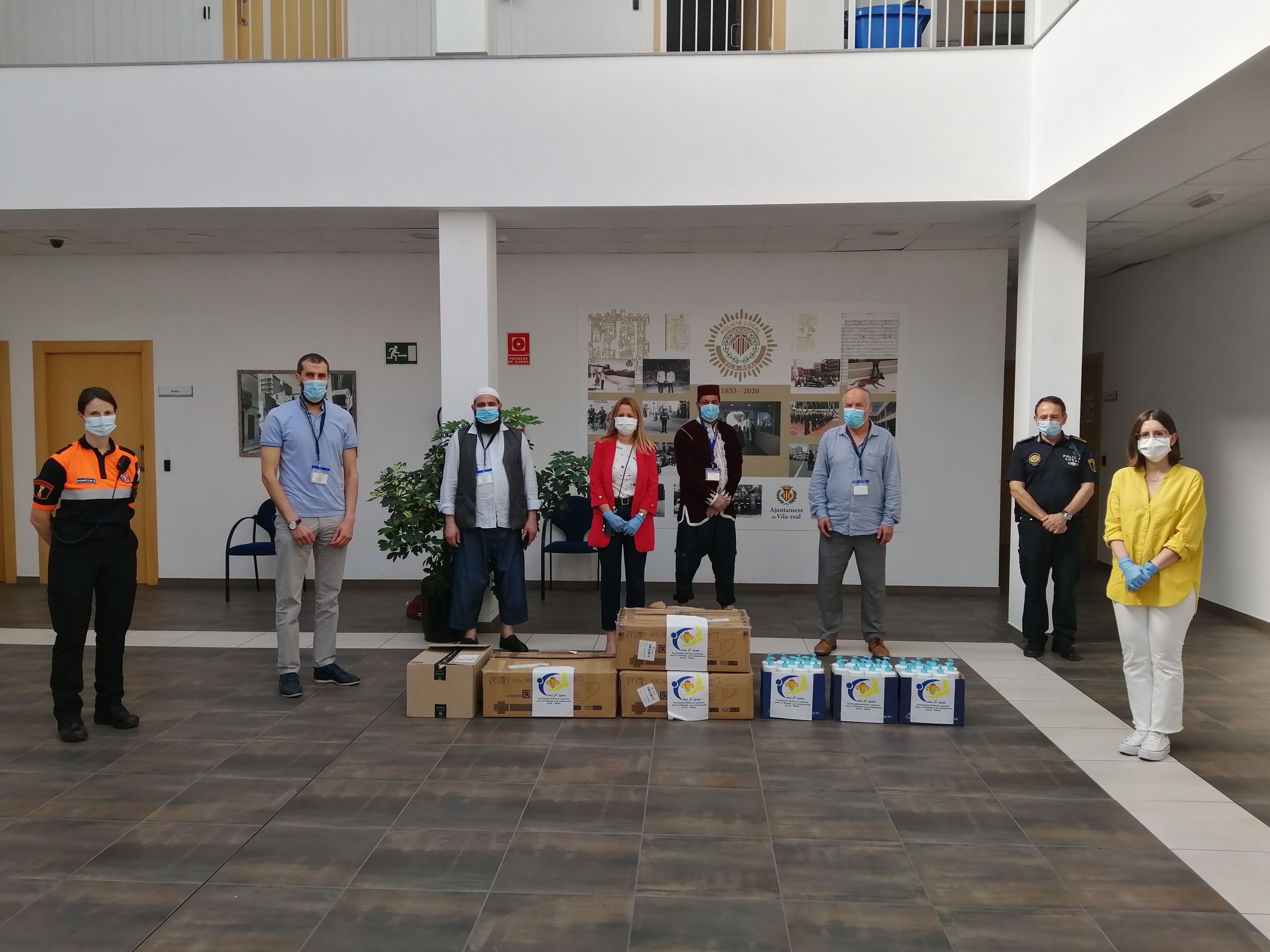 Un momento de la entrega del material por parte de miembros del colectivo islámico de Vila-real - 