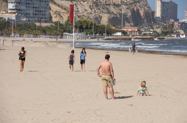 Alicante esprinta para tener operativo el servicio de socorrismo con la reapertura de playas