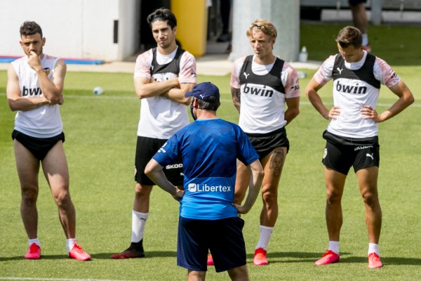 El Valencia se suma al luto nacional en la sesión matinal