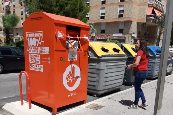 El PSOE de Alicante pide la retirada de los contenedores de ropa sin acuerdo municipal