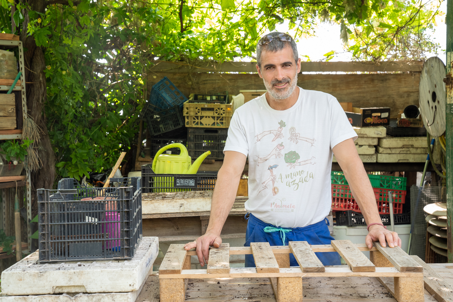 Raúl tras una noche de riego y en la mesa donde más tarde compondrá las cajas de productos de la semana - 