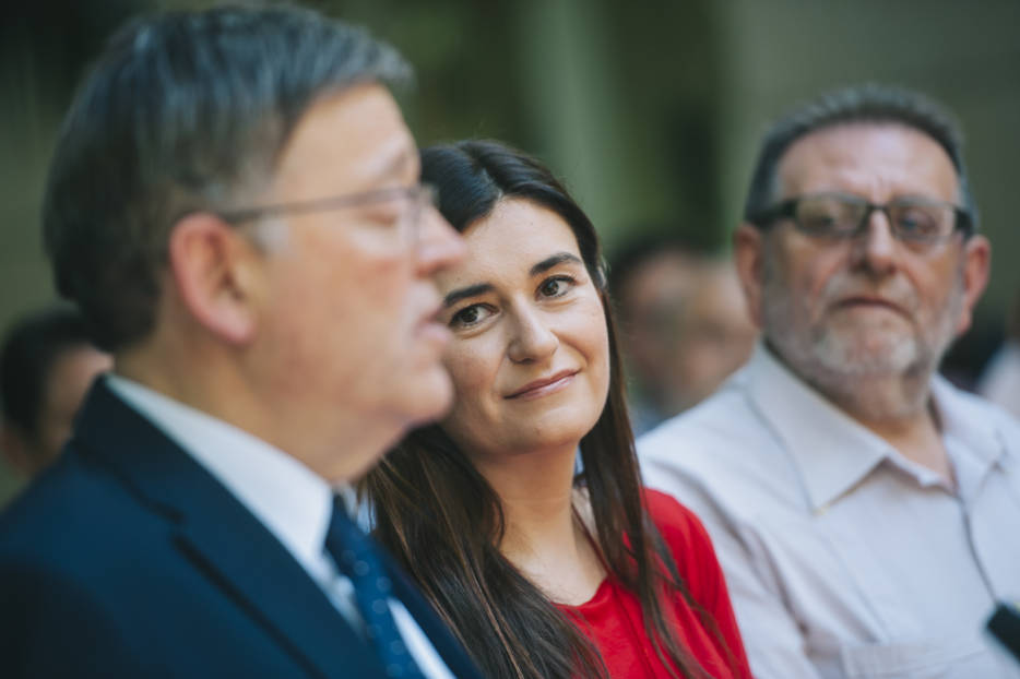 Carmen Montón mira a Ximo Puig durante su intervención. Foto: KIKE TABERNER - 