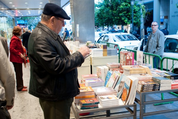 Cs propone que los comercios puedan sacar expositores a la acera temporalmente