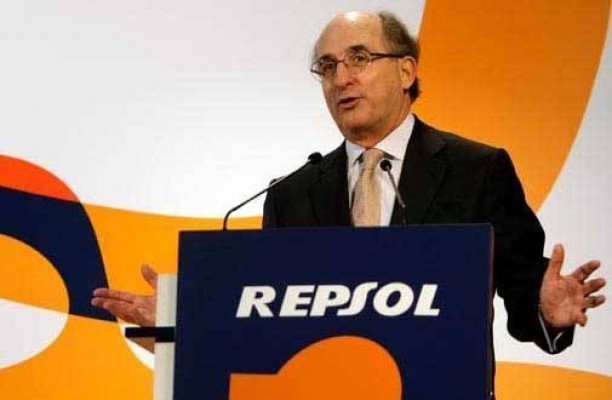 Repsol se compromete por carta a acelerar su reducción de emisiones