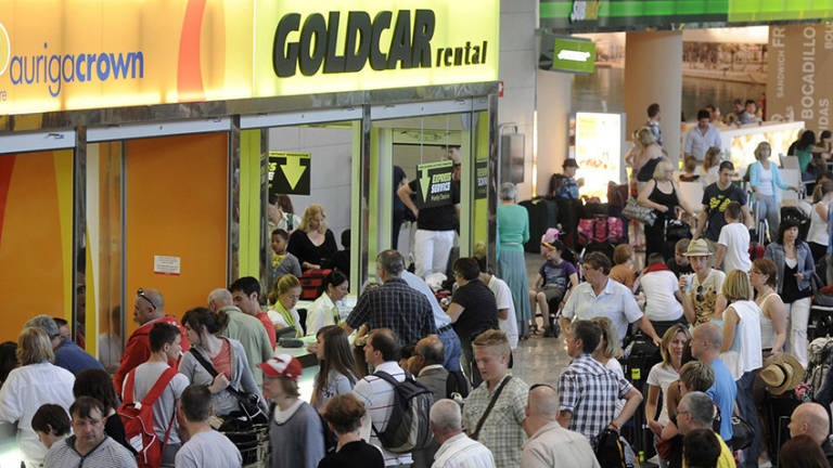 Oficina de alquiler de Goldcar en el aeropuerto de Alicante-Elche. Foto: RAFA MOLINA - 