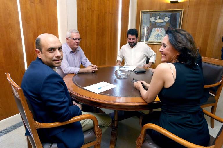 El alcalde, Gabriel Echávarri, y la edil de Comercio, Gloria Vara, en su encuentro con el director general, Natxo Costa. - 