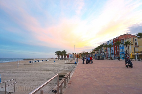 La Vila estudia prorrogar los contratos de servicios de la Playa Centro para este verano