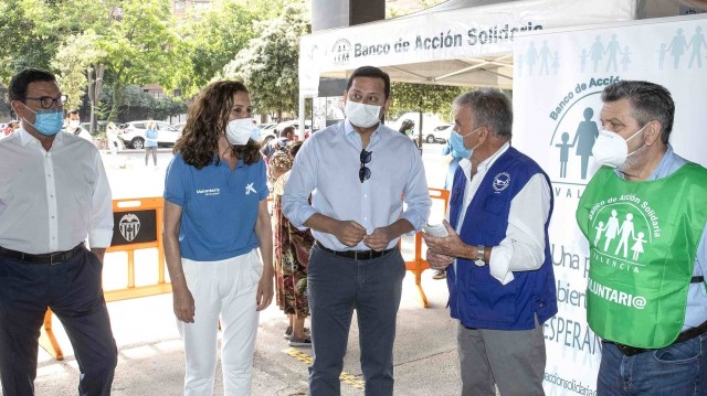 CaixaBank y la Fundación “la Caixa” colaboran con el Valencia CF y el Banco de Acción Solidaria en la distribución de alimentos en Mestalla a familias necesitadas de Valencia