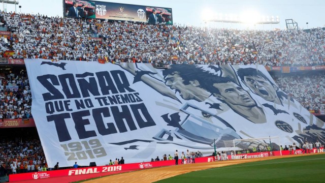 El Valencia venderá a pedazos la lona de la final de la Copa para sus aficionados 