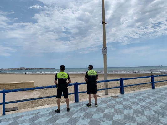 La Policía Local cierra tres bares y sanciona a otros 17 locales por exceso de aforo en Alicante