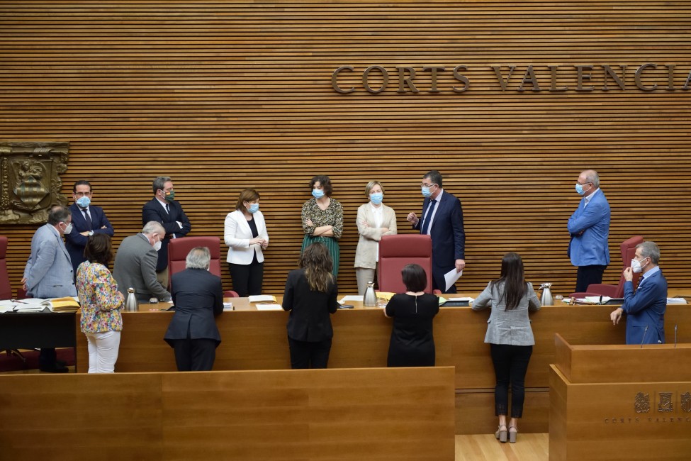 La Mesa de Les Corts y varios diputados de la cámara debaten el modo de votación. Foto: CORTS/INMA CABALLER - 