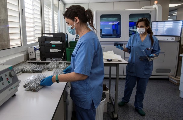 Investigadores de Alicante trabajan en un kit rápido para predecir la gravedad de la infección por covid-19