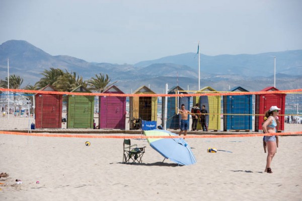 Sanidad recomienda una separación de cuatro metros entre sombrillas en las playas