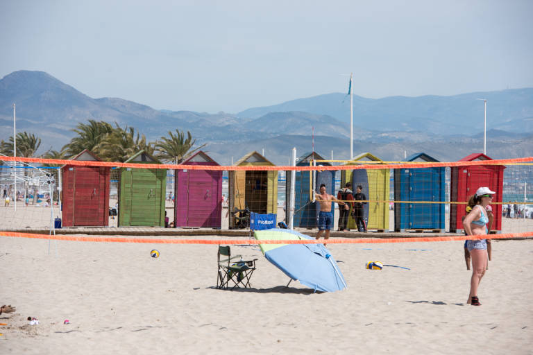 Sanidad recomienda una separación de cuatro metros entre sombrillas en las playas