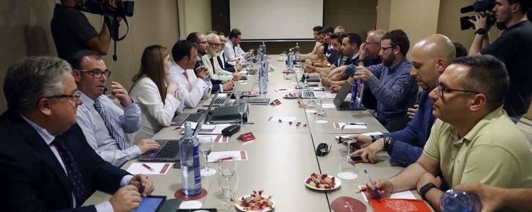 Anesco propone negociar puerto a puerto con la estiba tras perder el control sobre sus asociados